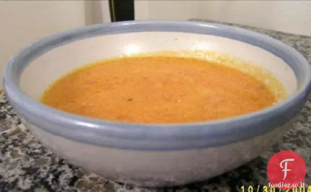 Crema di zuppa di pomodoro in stile ristorante