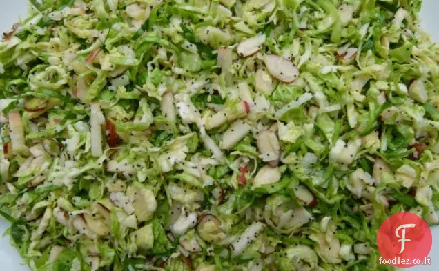 Insalata di germogli di Bruxelles cruda con condimento di semi di papavero