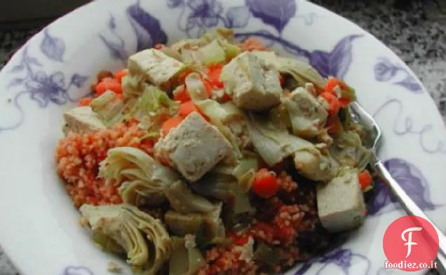 Tofu salato e verdure su Couscous di pomodoro
