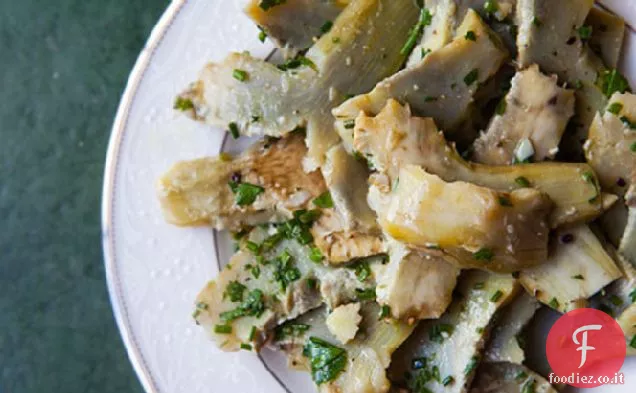 Insalata di cuore di carciofo in camicia con olio