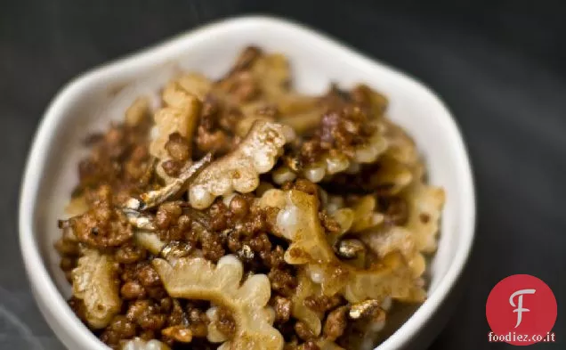 Amaretto con carne di maiale e salsa di fagioli neri