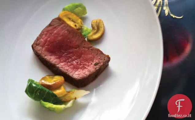 Costata Arrosto con castagne e foglie di germoglio di Bruxelles