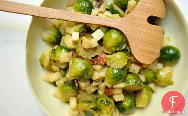 Cavoletti di Bruxelles glassati e mele in burro e panna rosolati