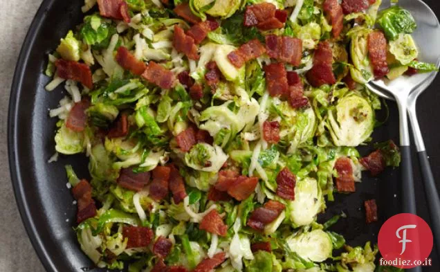 Caldo Brussels Sprout Slaw con pancetta