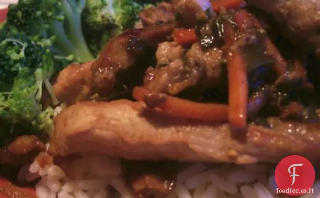 Carne di maiale arancione soffriggere con broccoli in burro di lime