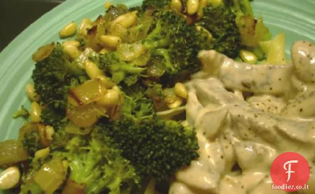Broccoli con cipolle caramellate e pinoli