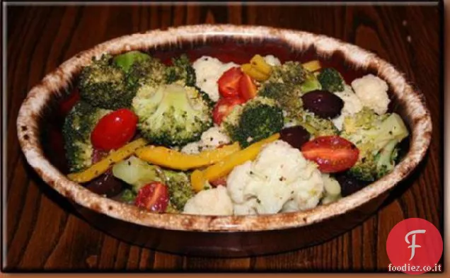 Verdure marinate in un condimento all'aglio