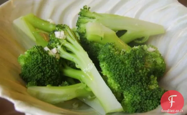 Spaghetti al pangrattato con broccoli e aglio