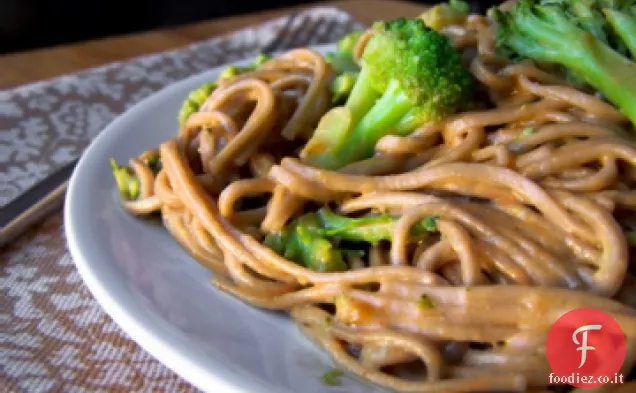 Tagliatelle con Broccoli e salsa di arachidi (Vegan e Senza glutine)