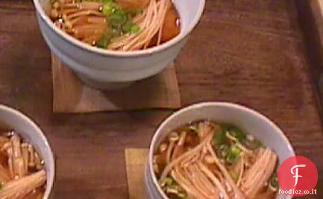 Brodo di pollo con funghi Shiitake e broccoli