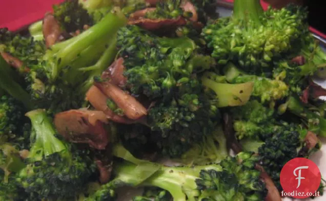 Broccoli e funghi a spillo all'aglio