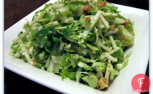 Brussels Sprout Slaw con mele e noci