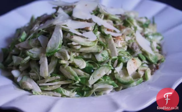 Insalata di germogli di Bruxelles rasata con mandorle, Manchego e Piment