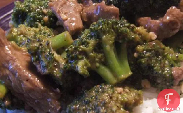 Mescolare manzo fritto e broccoli in salsa di ostriche