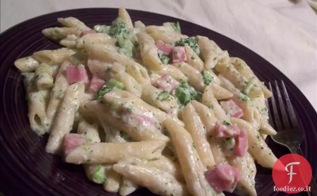 Prosciutto e Penne Alfredo Con Broccoli