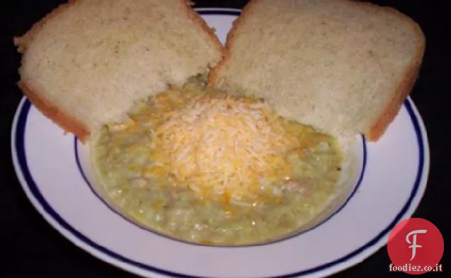 Zuppa cremosa di broccoli e prosciutto con formaggio