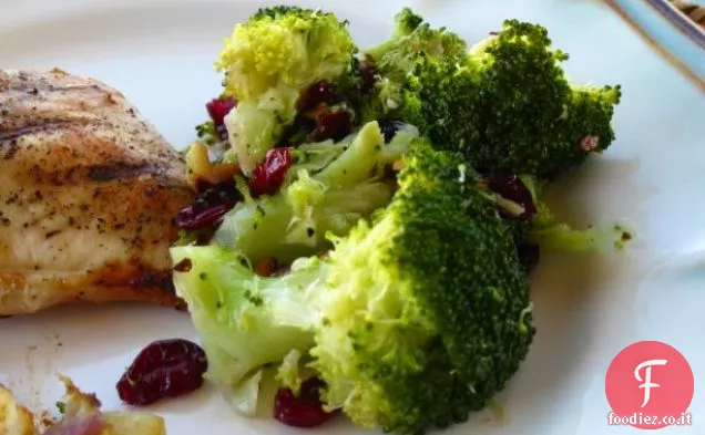 Broccoli con noci e ciliegie