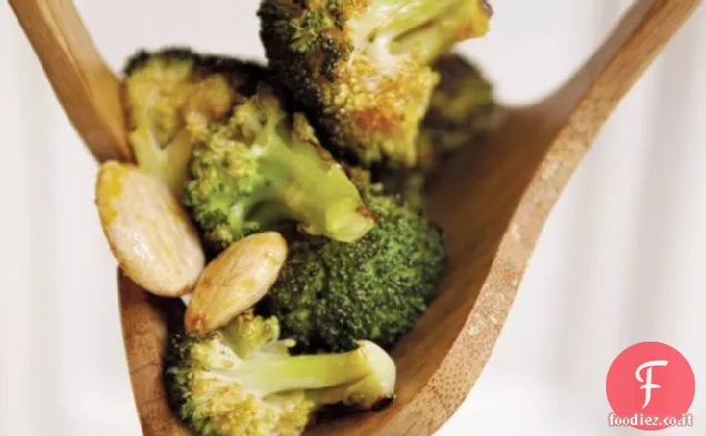 Food52 di Broccoli arrostiti con Paprika affumicata Vinaigrette e Mandorle Marcona