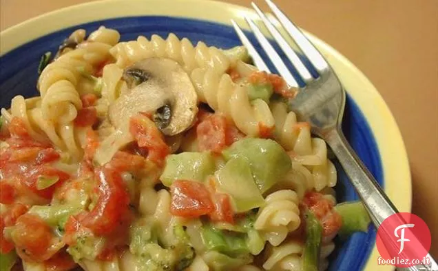 Pasta, funghi e broccoli con salsa di pomodoro cremosa
