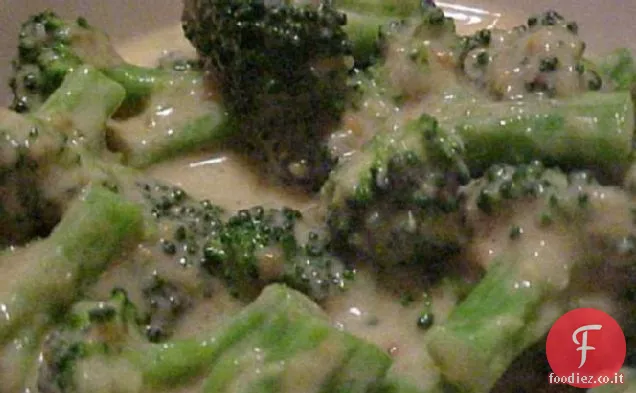 Insalata di broccoli con salsa di arachidi