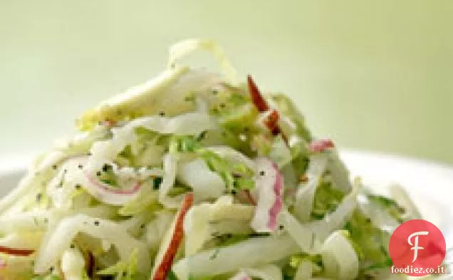 Cavolo verde e mela rossa Slaw con cavoletti di Bruxelles