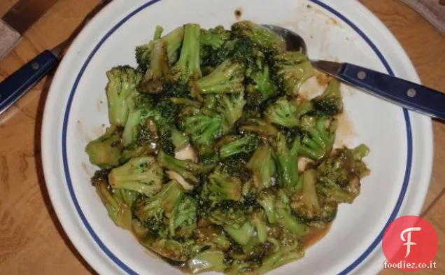 Insalata di broccoli e cheddar