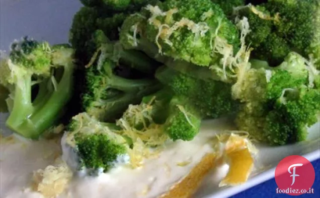 Broccoli con salsa cremosa al limone