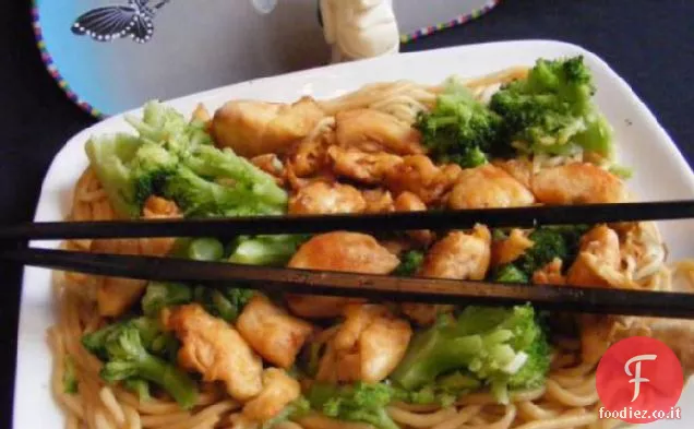 Tagliatelle asiatiche con pollo e scalogno