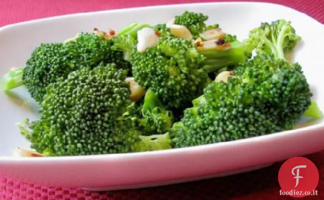 Broccoli con fiocchi di pepe rosso e patatine all'aglio