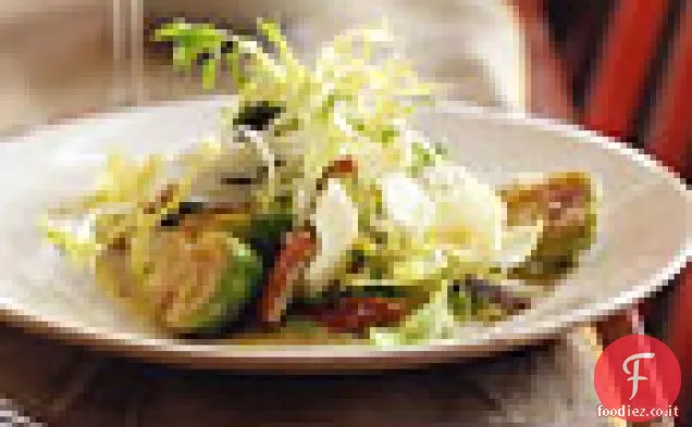 Insalata di frisée e indivia con cavoletti di Bruxelles caldi e noci pecan tostate