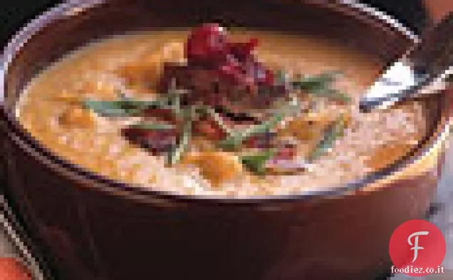 Zuppa di tacchino e pancetta affumicata con crostini di Pumpernickel e mirtilli rossi