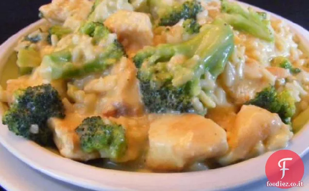 Una padella di riso, broccoli e pollo cena