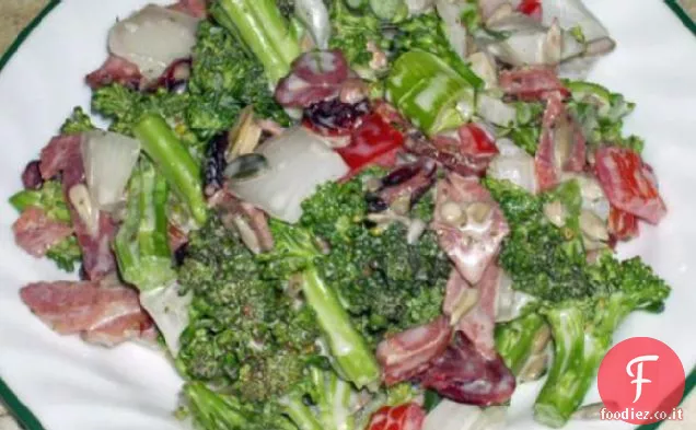 Insalata di broccoli con salsa di insalata di cavolo
