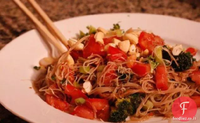 Insalata di pasta di verdure asiatiche