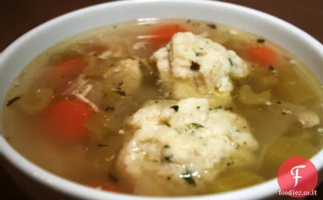 Zuppa di pollo ebraica con palline di matzo