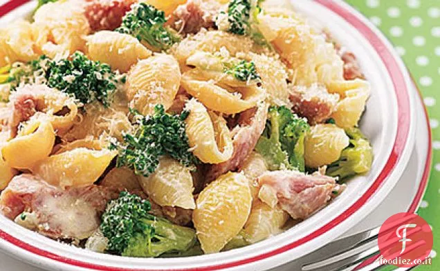 Gusci di pasta cremosa con broccoli e prosciutto