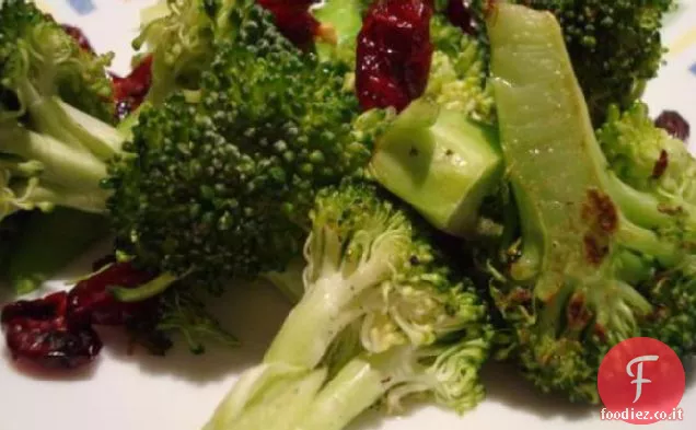 Broccoli all'aglio con mirtilli rossi