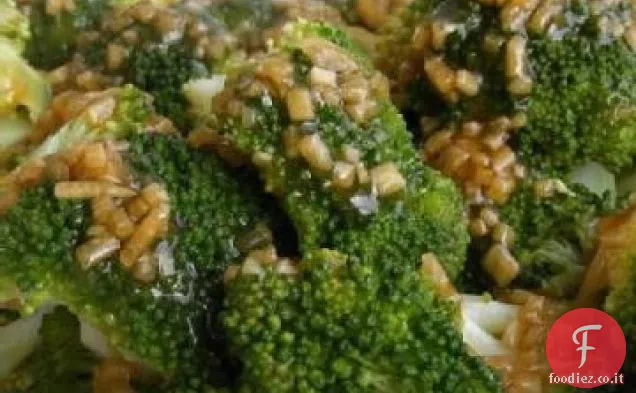 Broccoli al vapore con olio d'oliva, aglio e limone