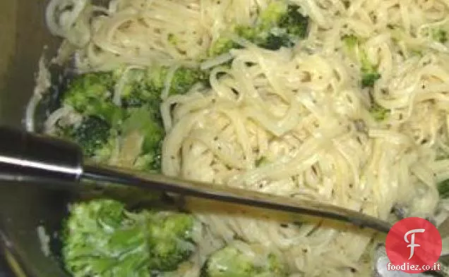Pesto cremoso a basso contenuto di calorie con broccoli e capelli d'angelo