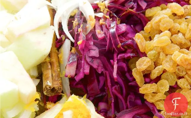 Cavolo rosso brasato di sidro, mela e uva sultanina dorata