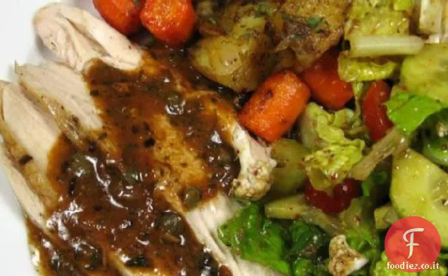 Petti di pollo arrosto in padella con salsa di limone e capperi