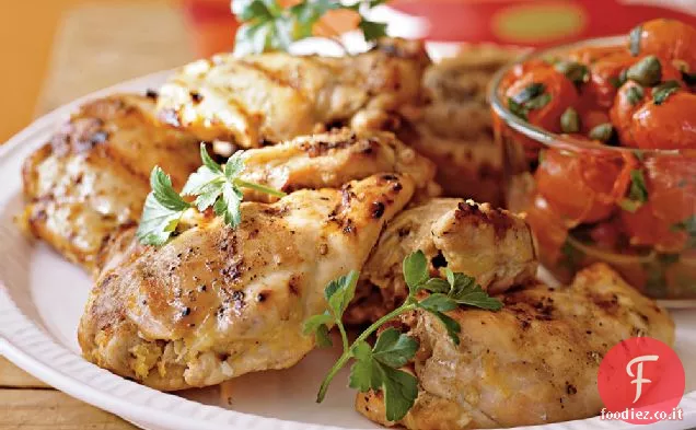 Cosce di pollo alla griglia con pomodori d'uva arrostiti