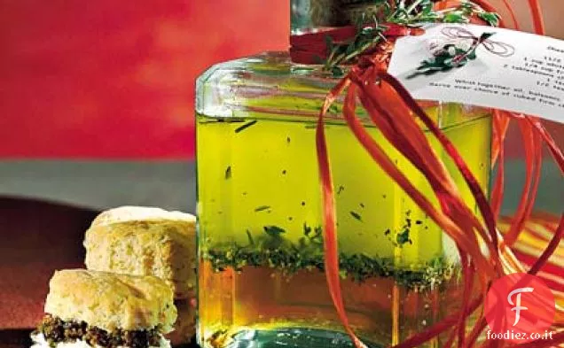 Biscotti alla crema di formaggio e olive con diffusione di olive e prezzemolo