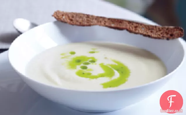 Zuppa di Cavolfiore con Olio di Erba Cipollina e Crostini di Segale