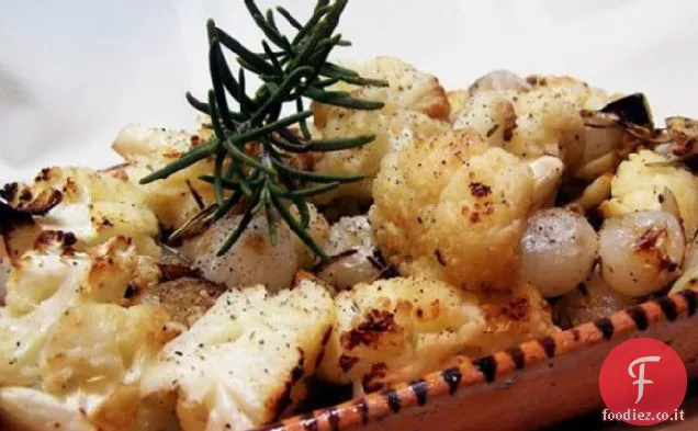 Cavolfiore arrostito e aglio arrostito con cipolline