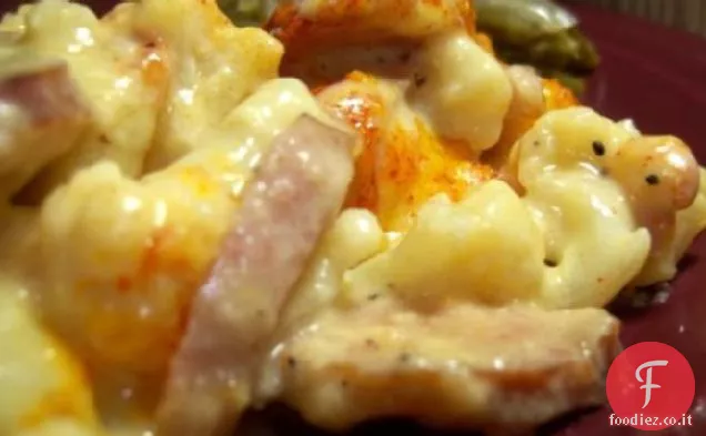 Formaggio cavolfiore e salsiccia affumicata cuocere