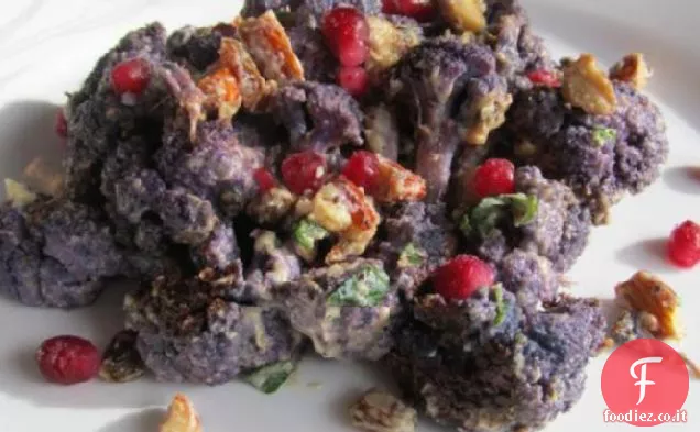 Cavolfiore arrosto con mandorle, semi di melograno e salsa Tahini