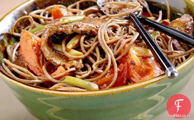 Soba con manzo marinato e pomodori