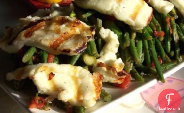 Insalata di Halloumi arrosto, fagioli, pomodori e asparagi