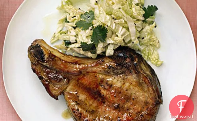 Braciole di maiale alla griglia con cavolo e sesamo Slaw